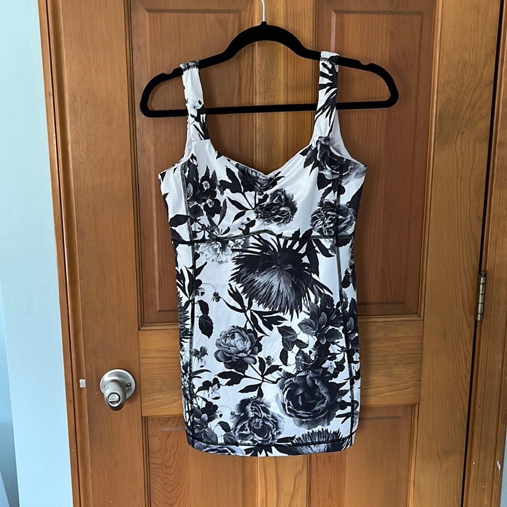 Lululemon top, built in bra